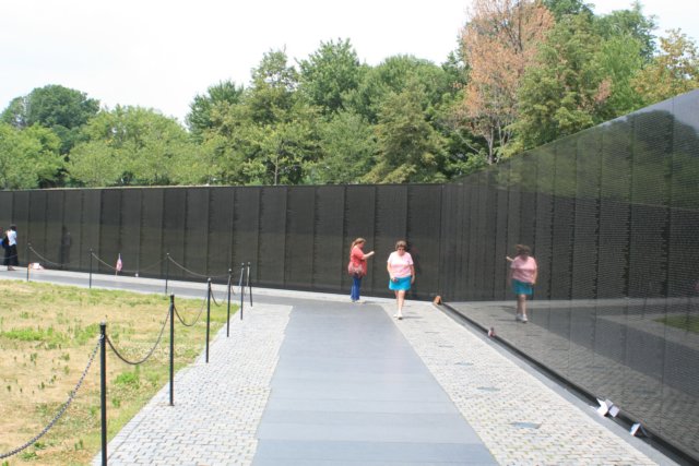 vietnamwarmemorial14.jpg